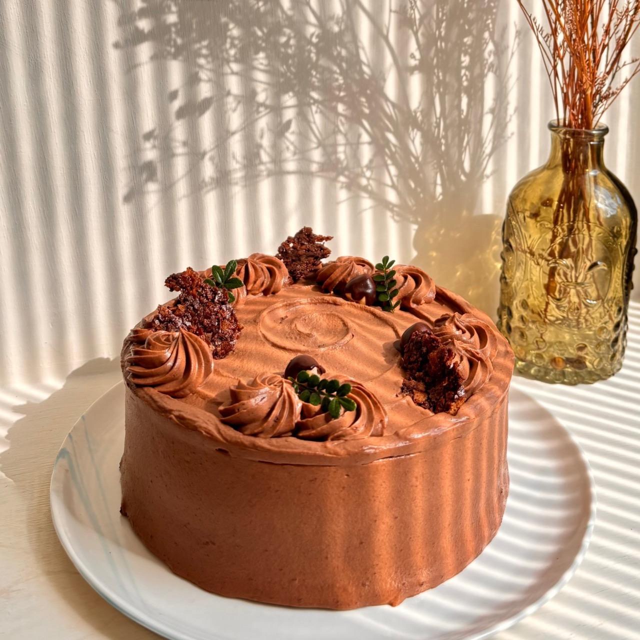 三刻甜點 3'Quarter Dessert 法芙娜莓果巧克力戚風：不用擔心太死甜，偏較苦甜的巧克力戚風，中間夾層有加入榛果、覆盆莓、巧克力巴瑞脆片增加層次與口感！