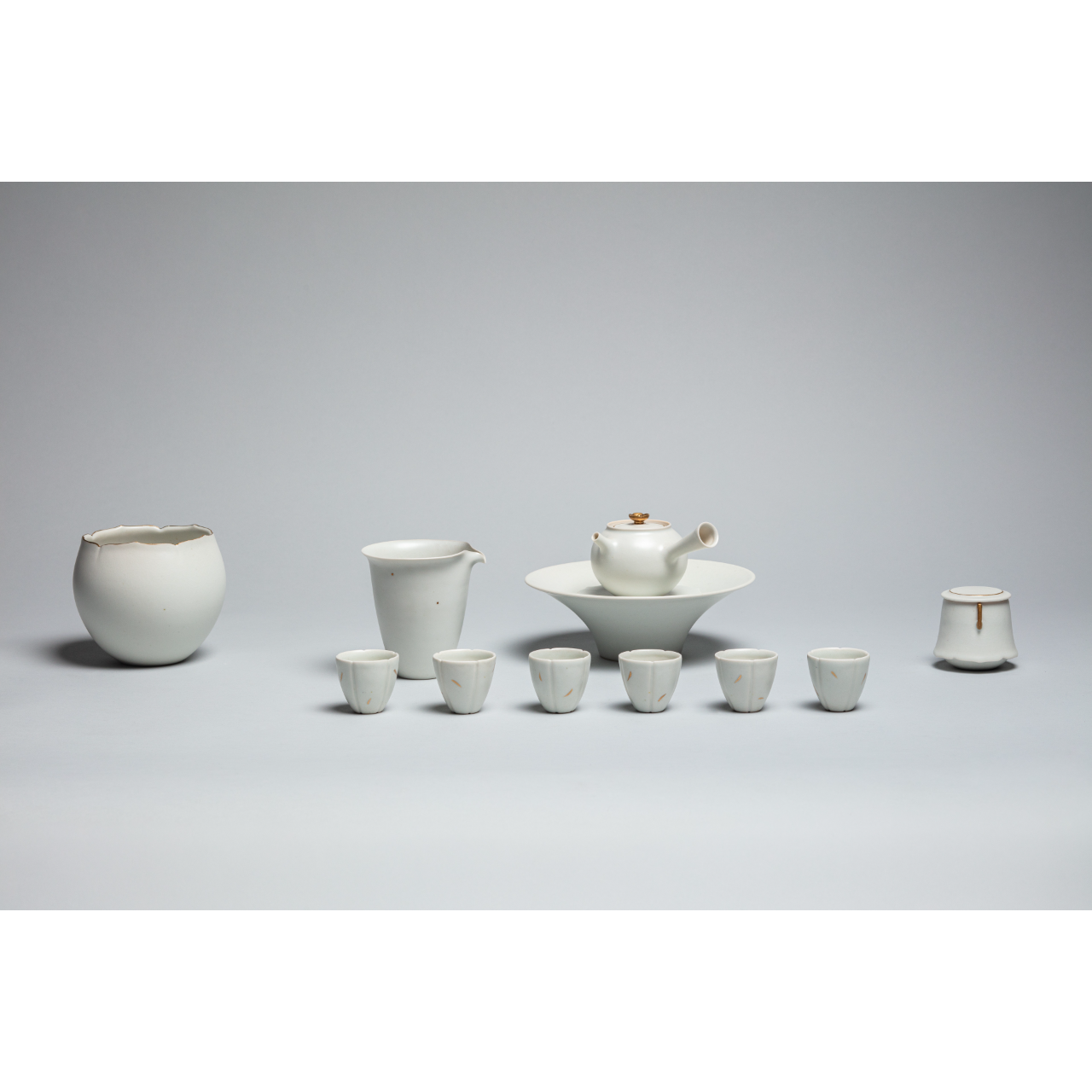 培 泥 製 皿 𓎹