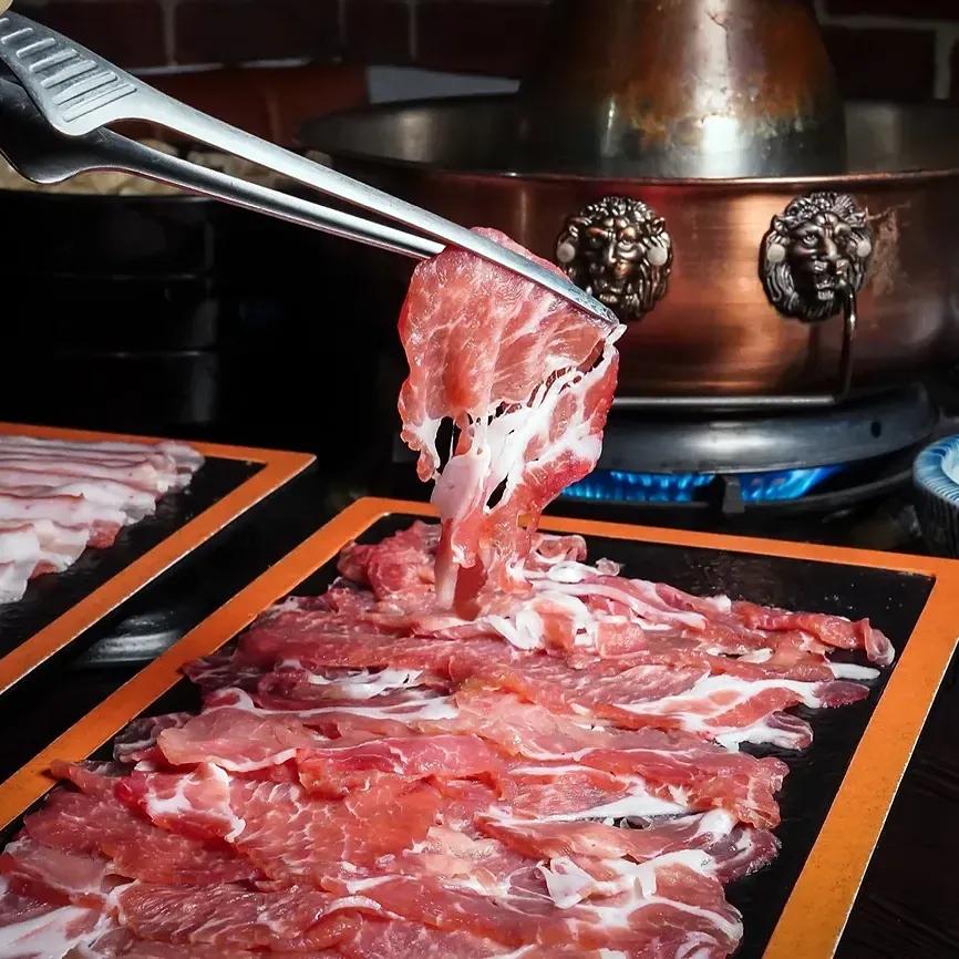 台南市新市區采東漓酸菜白肉鍋 台南市新市區酸菜白肉鍋專賣店 酸菜白肉鍋 帶皮豬五花 手工水餃