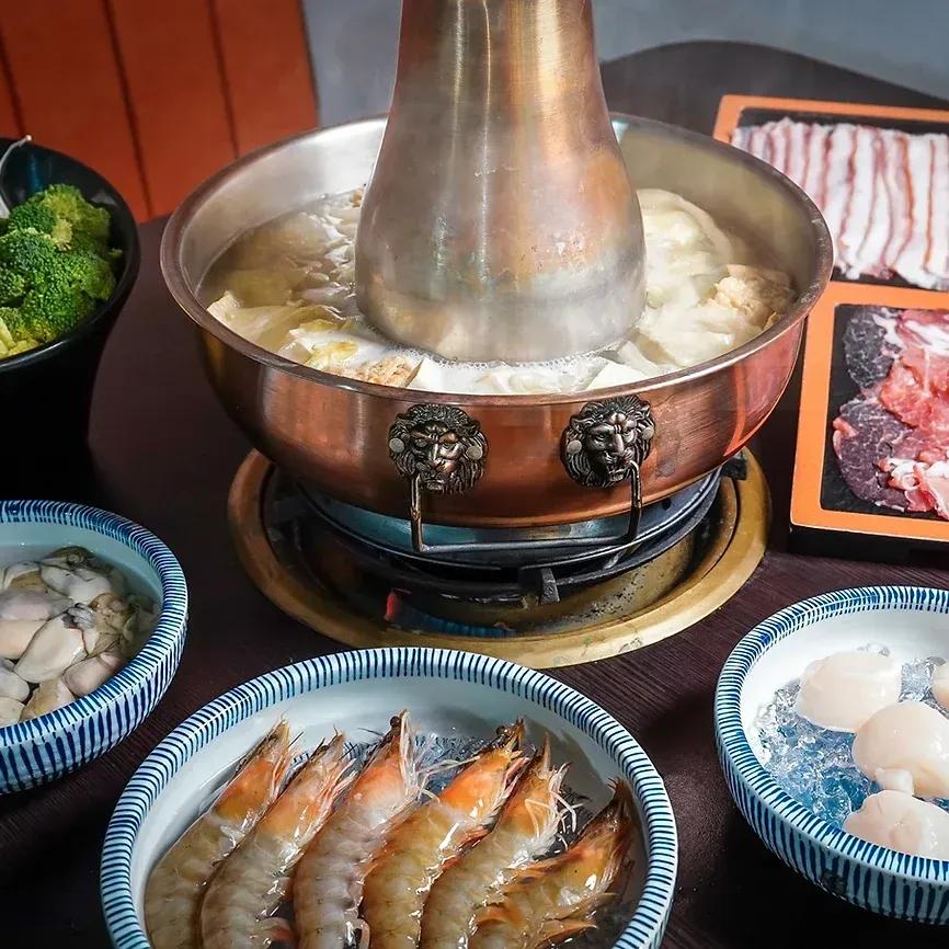 台南市新市區采東漓酸菜白肉鍋 台南市新市區酸菜白肉鍋專賣店 酸菜白肉鍋 帶皮豬五花 手工水餃