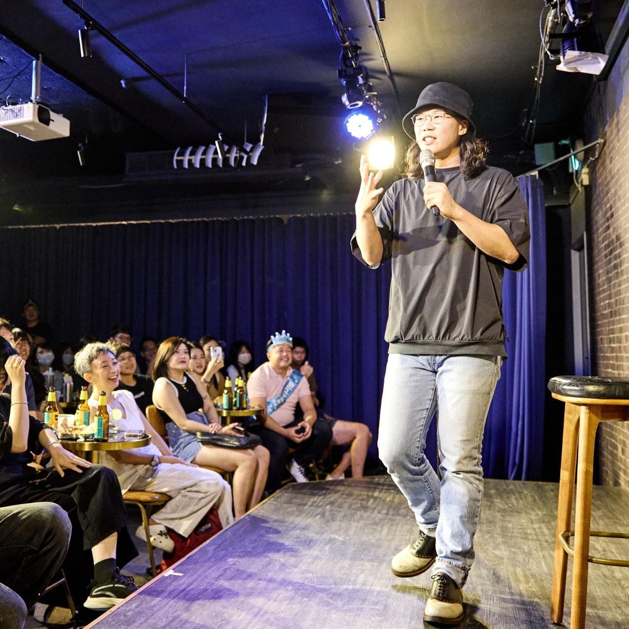 藍恩於喜劇俱樂部進行單口喜劇演出