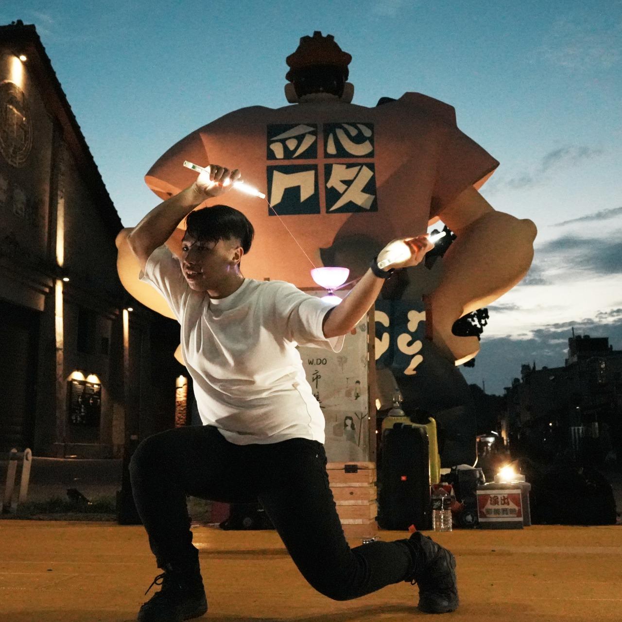 扯鈴藝術表演者 IKA 伊卡