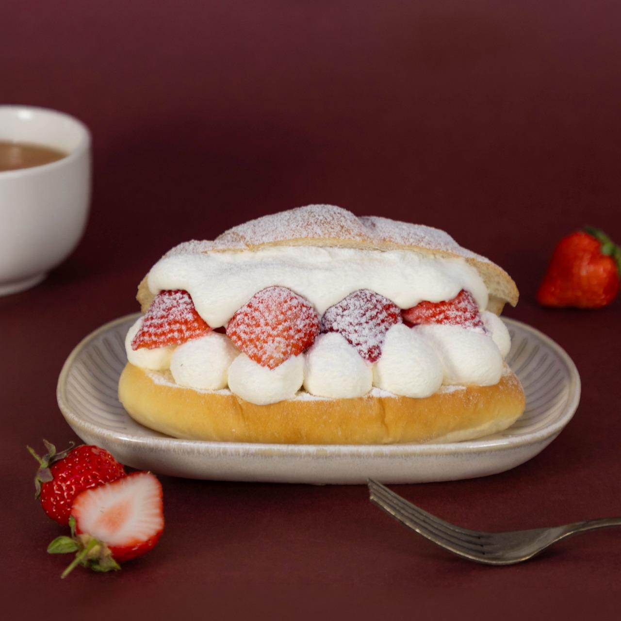 深夜裡的法國手工甜點 草莓生乳包