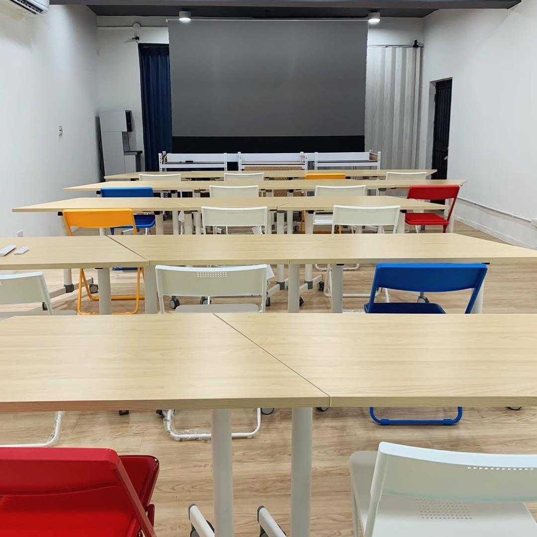 桌椅擺設搭配高畫質120吋投影機