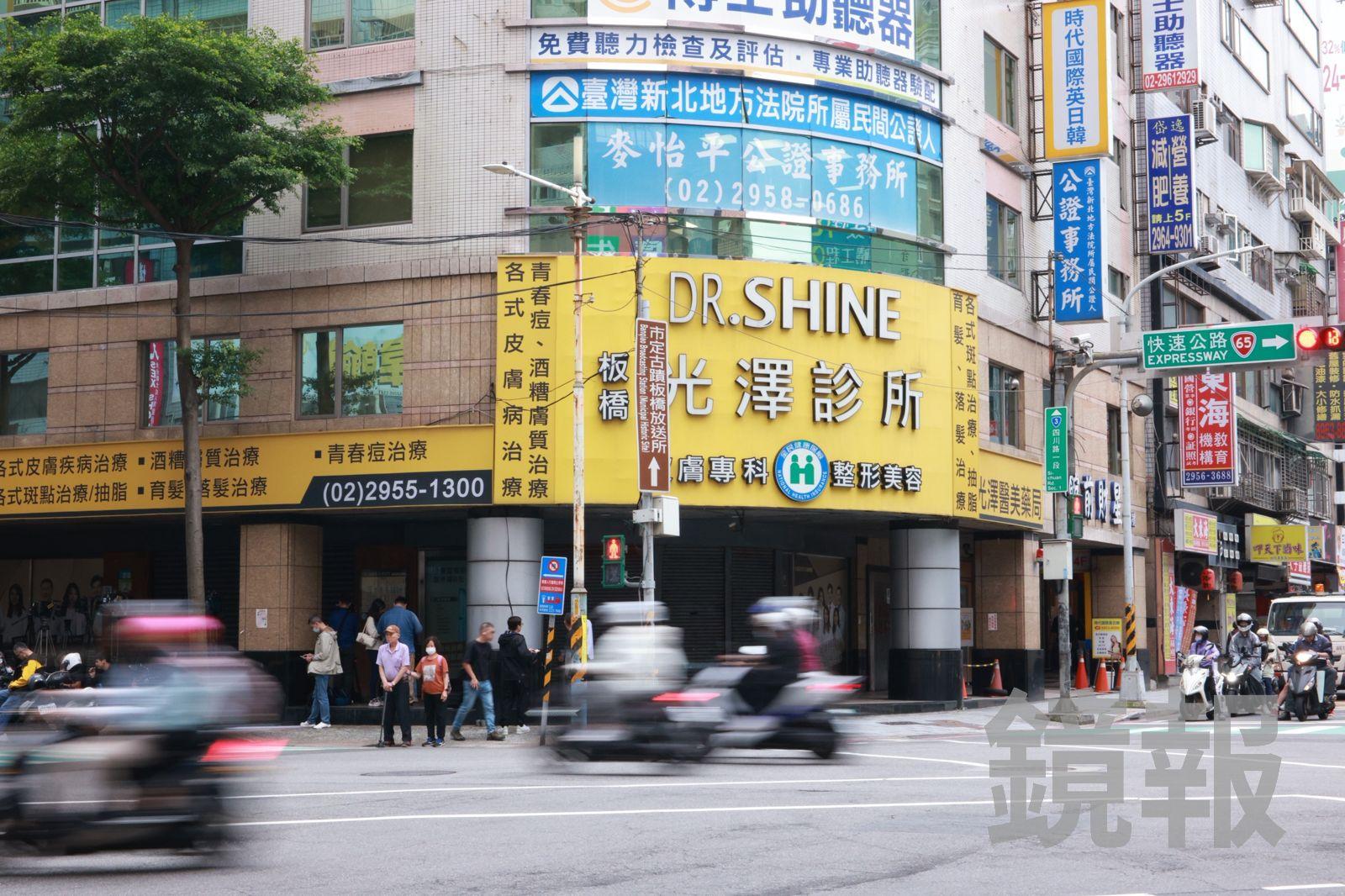 鏡週刊 民眾發現新北板橋光澤醫美診所疑似也裝有微型針孔監視器，新北檢獲報今（8）日上午指揮警方前往板橋館前店、板橋中山店2間分店搜索。（鏡報劉耀勻）