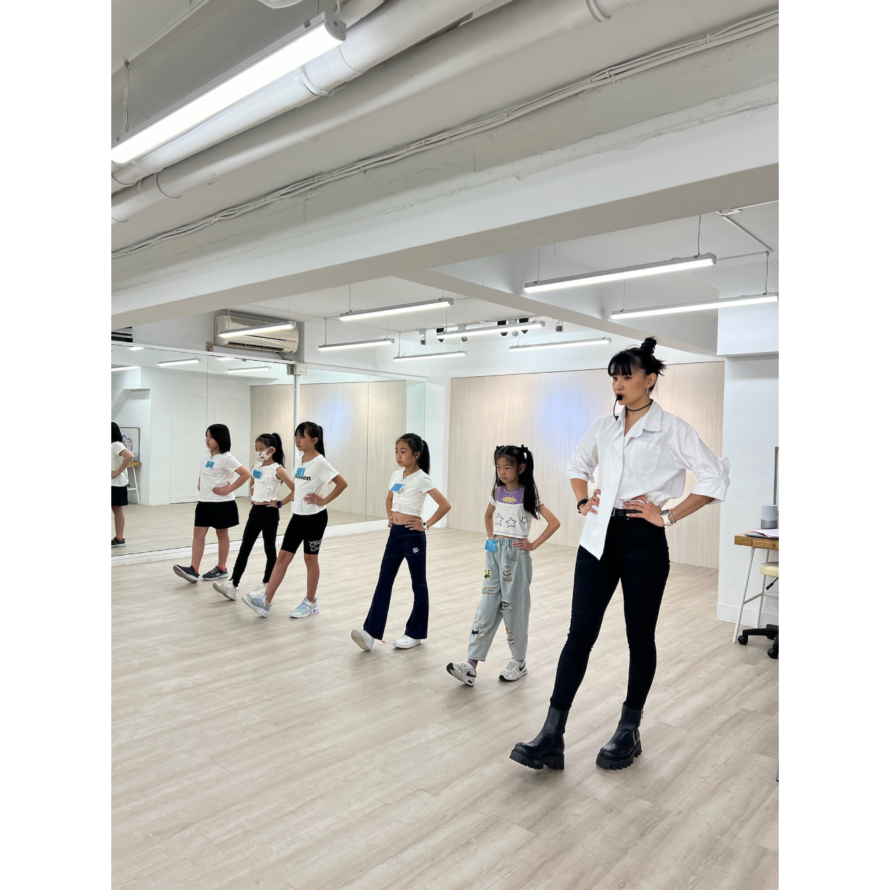 Xu Yin 徐尹 小小名模寒暑假營隊宣傳圖，由模特兒秀導團隊主辦，強調兒童儀態訓練、POSE學習與成果服裝秀表演。