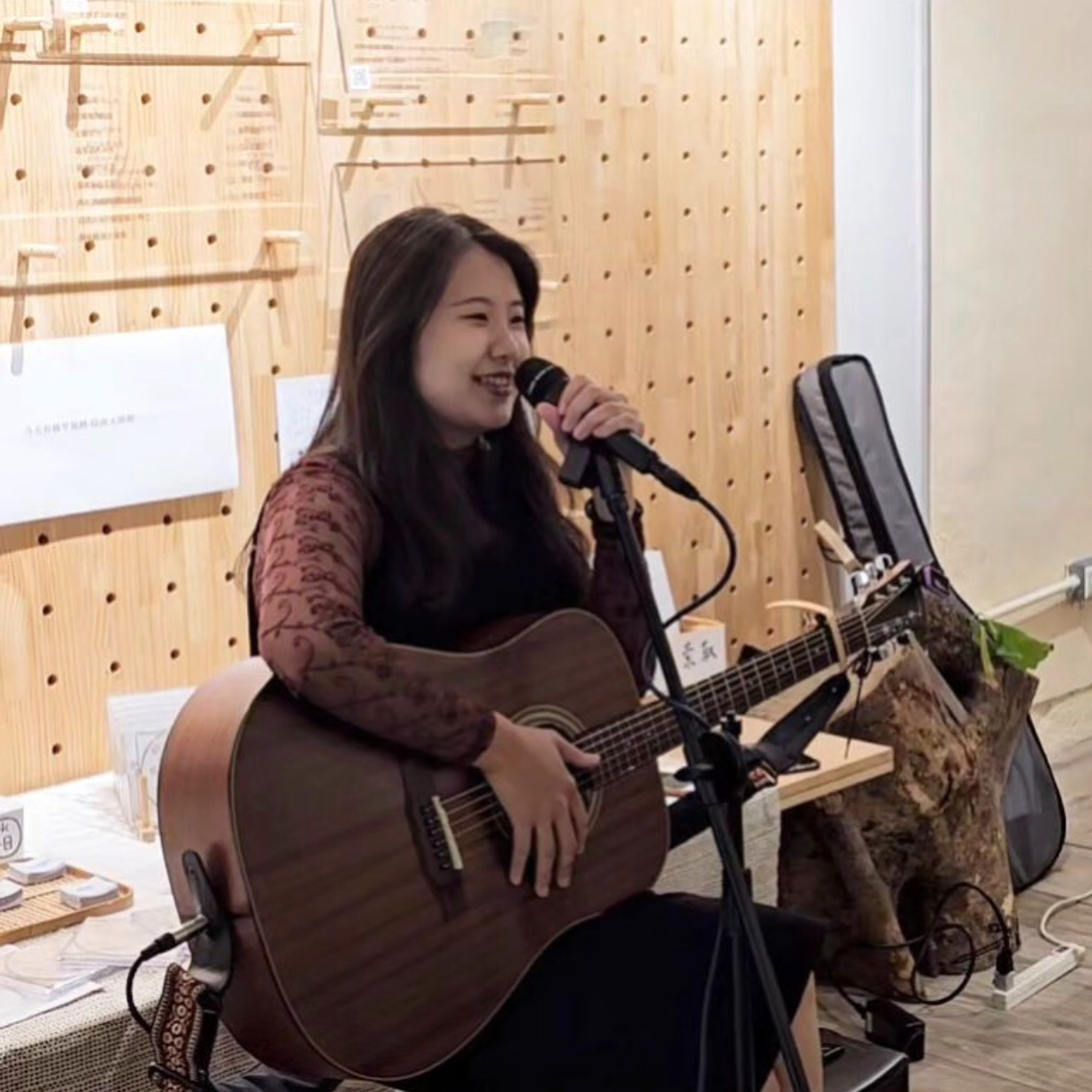 倚瑄、木吉他彈唱、歌手