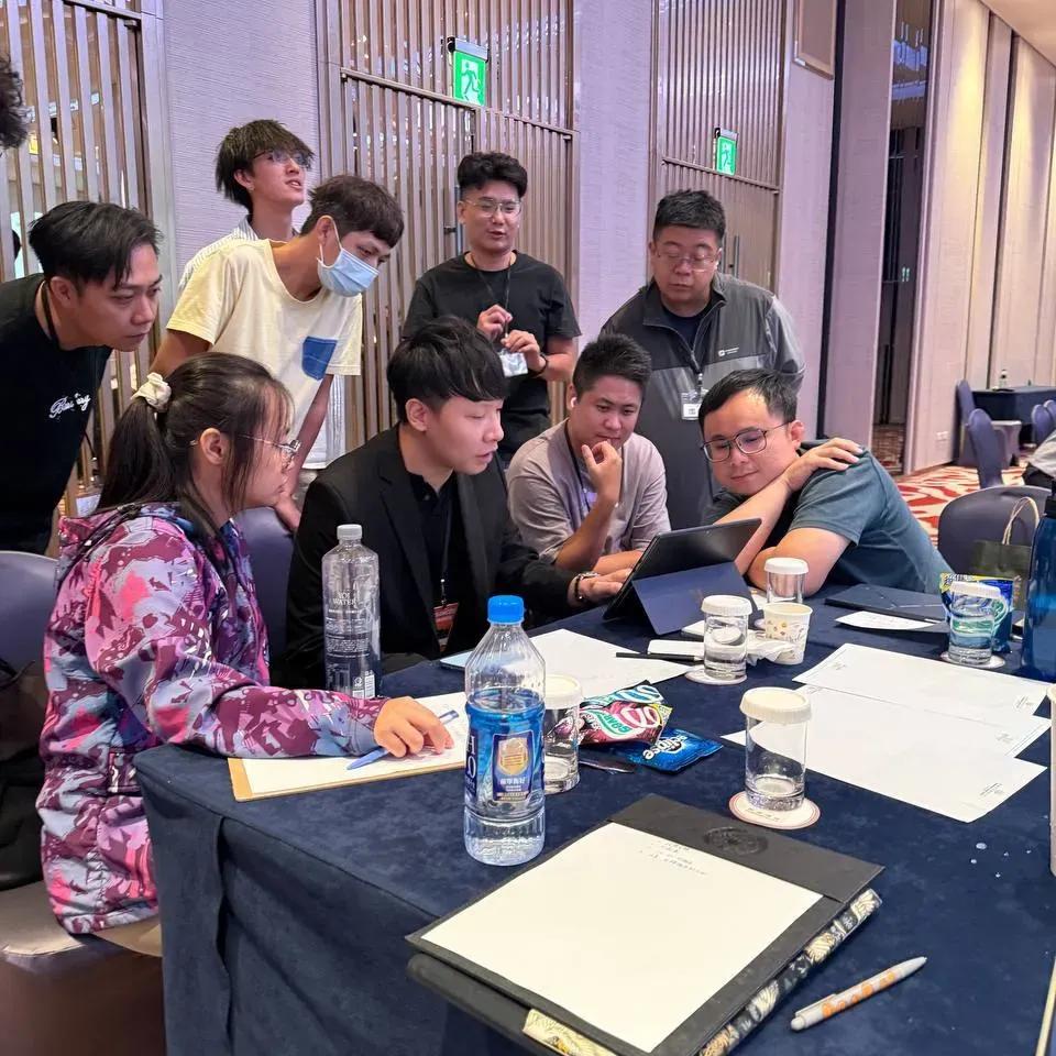 Jay 超人｜翻倉達人｜HaiMaTeam Jay 與學員圍桌討論的現場教學照片