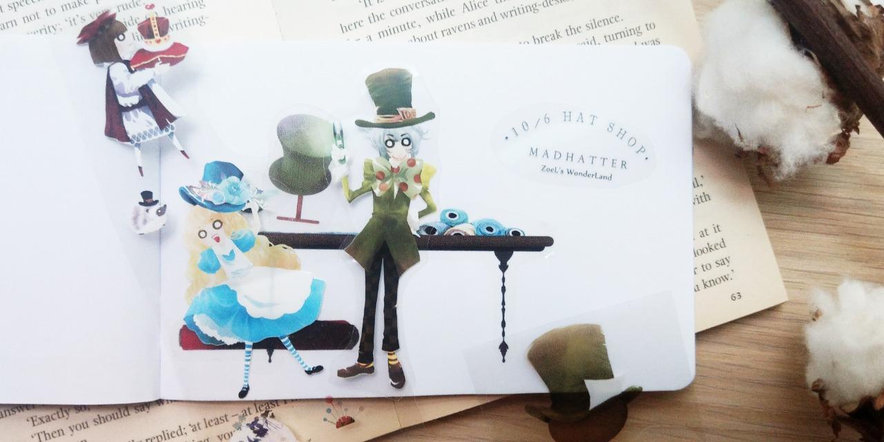 左翌設計 內含二款：55mm寬版燙銀紙膠帶 │Poker Dreams ，5.5cm*10m，32cm一循環，燙銀、台灣和紙製作/45mm寬版白墨PET紙膠帶 │瘋狂帽商帽子店，4.5cm*10m，50cm一循環，局部白墨，PET可重複黏貼材質