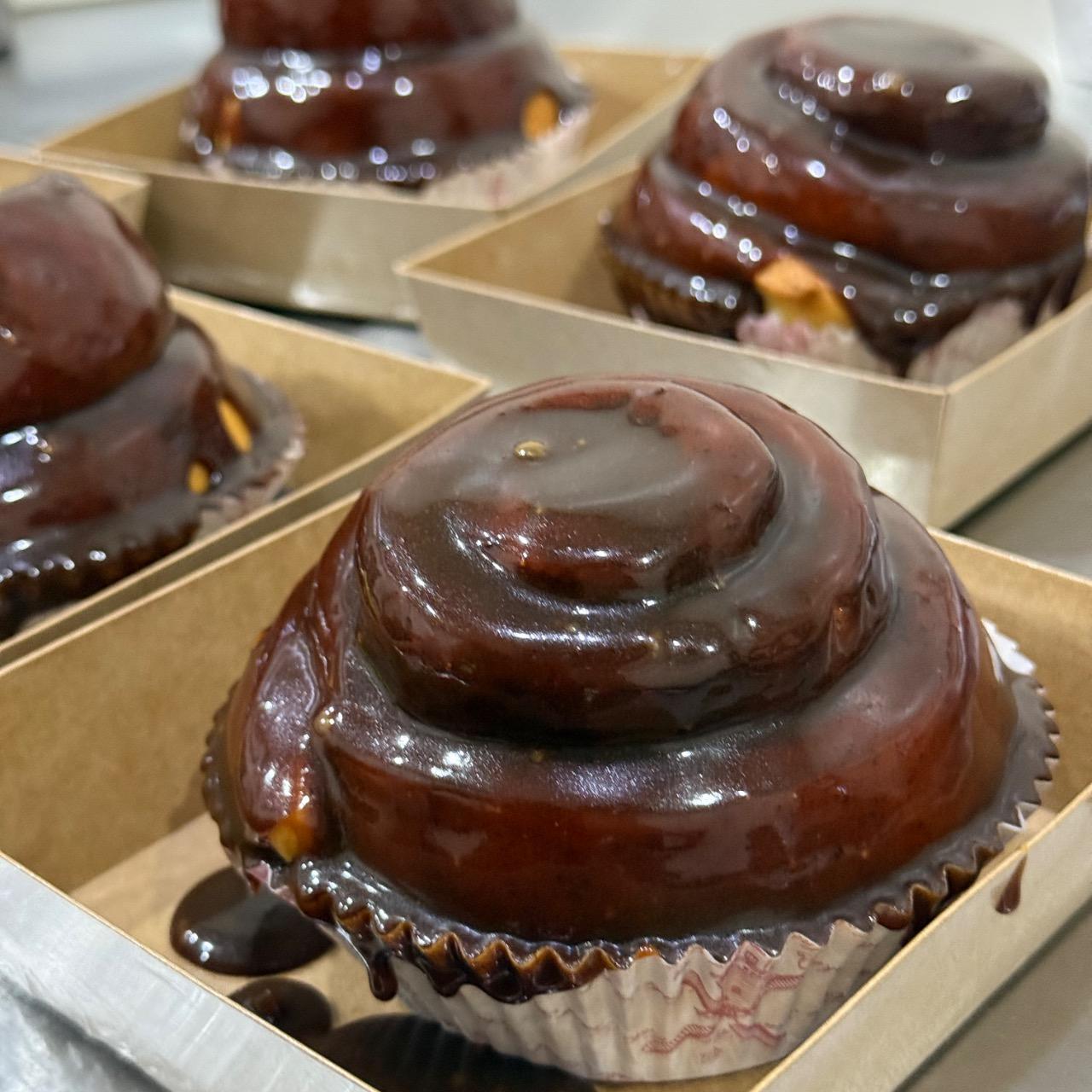 郁．IKU homemade_cinnamonrolls 與乾式肉桂捲的不同之處 - 烤完後淋上濃郁香的特製焦糖肉桂黑糖醬，撲鼻的肉桂香中帶有淡淡的牛奶糖的香味，使用兩種糖&2款肉桂粉製作出來的淋醬。