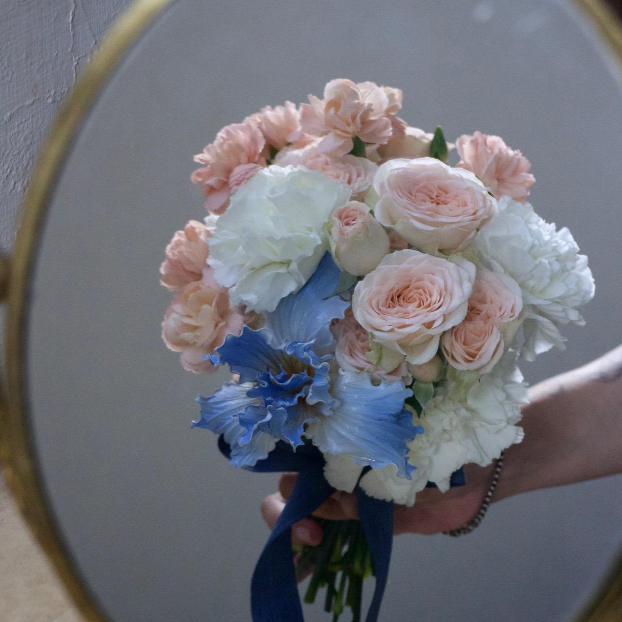 彰化獨家：水晶花搭配鮮花捧花。結合「短暫的芬芳」與「永恆的承諾」，透過異材質碰撞展現獨一無二的婚禮美學