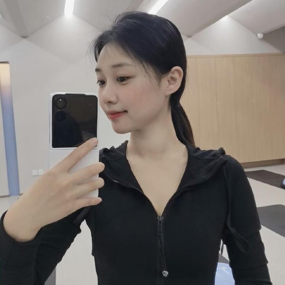 小穎瀨+285kt 一副沒有睡醒的模樣~ 咖啡真的是熬夜人的救星  哈哈~ 每天一杯  必不可少 💟