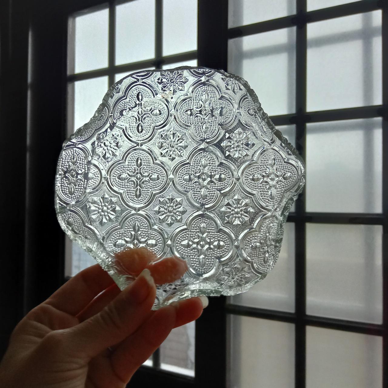 W.W.sthya #navolaslove #鑲嵌玻璃 #彩色玻璃 #stainedglass #玻璃 #手作 #老窗花 #海棠花玻璃 #handmade