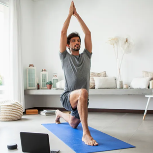 JoJo活力世界 在這個充滿挑戰的時代，疫情威脅促使人們尋求更安全、便捷的健身方式，健身APP應運而生。這些應用程序不僅滿足了居家健身的需求，還提供了多樣化的特色功能，以吸引更廣泛的用戶。