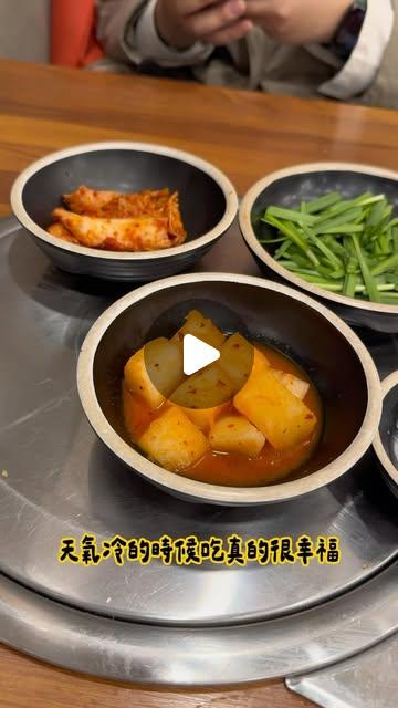 廢娜 Phina🍎 圓鼻小平 on Instagram: "\ 首爾深夜肚子餓怎麼辦～ /

去韓國第一餐吃保承會館已經是習慣了
因為不會踩雷～熟悉的味道😍
每次都吃豬肉湯飯 份量蠻大的我覺得很飽
泡菜跟蘿蔔讚！
我的血腸初體驗也是在這裡
我覺得好吃！但室友不愛哈哈哈

這間是連鎖的 24小時營業 
紅眼班機或是剛喝完酒的首選
一個人也可以吃唷！獨旅友善

還有什麼超推的首爾美食嗎
留言分享給我～

#保承會館 #보승회관 #首爾美食 #首爾自由行"