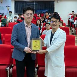 美國牙周植牙專科 林益德醫師 Dr. Edward Lin 受邀至中山醫學大學演講 - 牙周病科主任林泰誠醫師合影