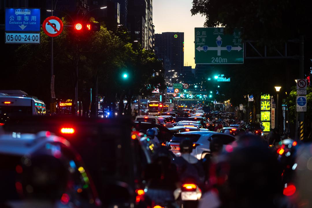 報導者 The Reporter 2,700億推不動運輸減碳轉型：運具電動化、大眾運輸量為何遇瓶頸？ - 報導者 The Reporter