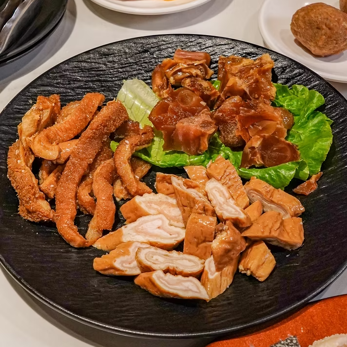 台南辣麼牛川味麻辣火鍋 四川牛油麻辣鍋 東北酸菜白肉鍋 慢熬龍骨鍋 青花椒麻鍋 台南溫體牛肉