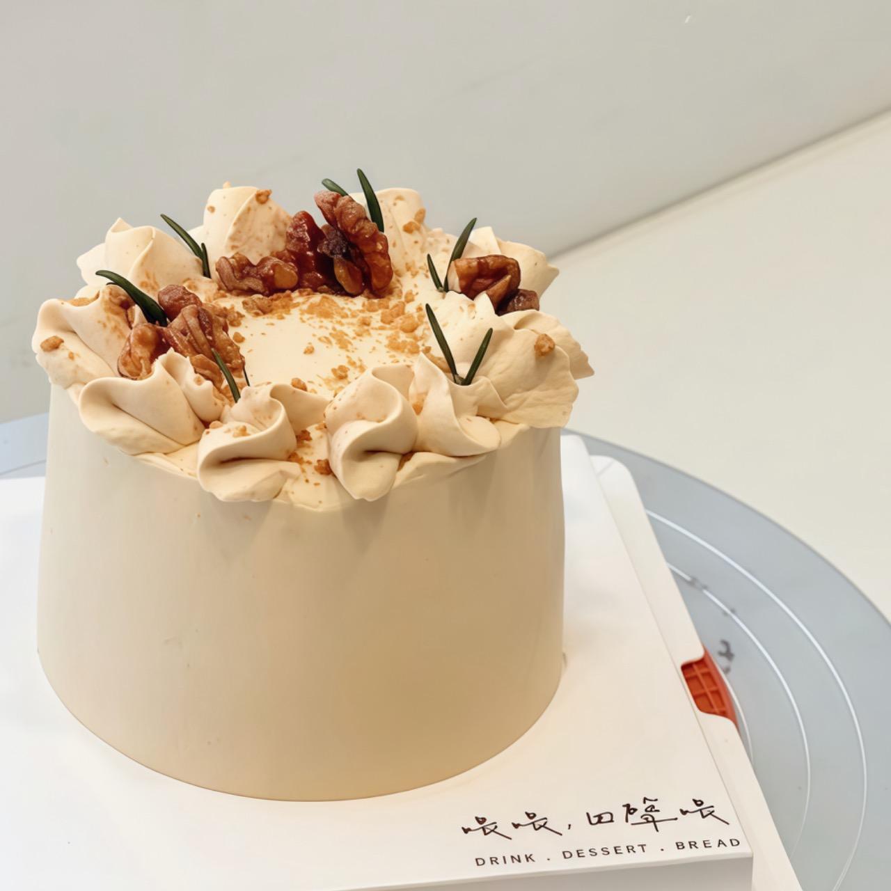 整模蛋糕 Whole Cakes Menu 海鹽焦糖口味鮮奶油、焦糖餅乾夾心、焦糖核桃夾心、伯爵茶戚風蛋糕體｜4吋$520 / 6吋$980 / 8吋$1480