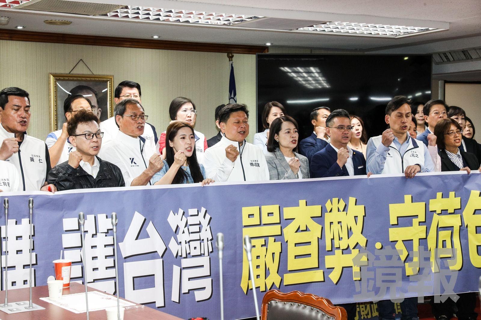 鏡週刊 國民黨團總召傅崐萁今日召開記者會指出，此版本軍購預算經韓國瑜、盧秀燕、鄭麗文及黃國昌等四方討論後形成共識，藍白將聯手提案力拚三讀。