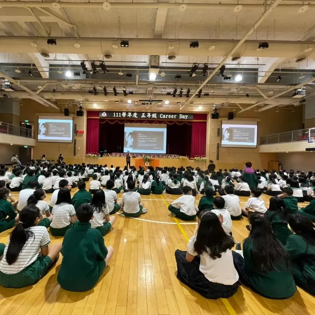 Xu Yin 徐尹 講師徐尹於台北市國小進行職業探索巡迴演講，分享模特兒職涯故事與上台心路歷程，學生專注聆聽，活動富教育啟發性。
