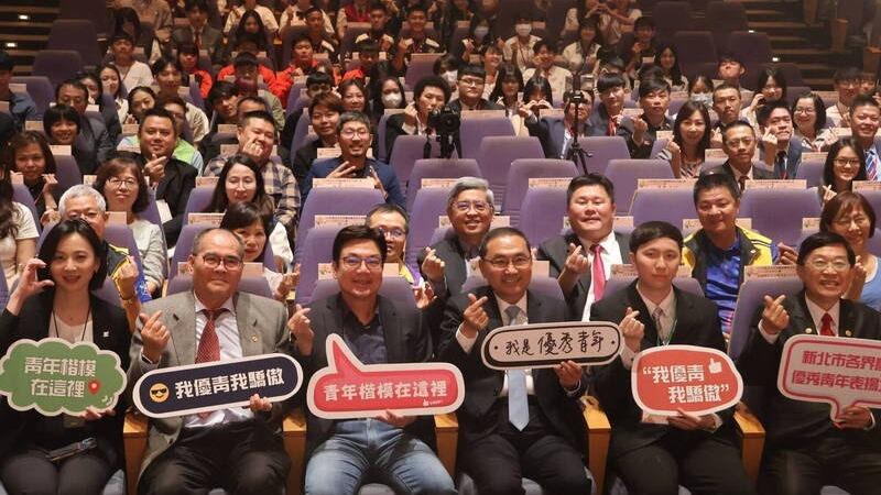 李建勳|LI.C.H 李建勳不僅擔任中小企業處、資策會、全國商總等顧問角色，提供創業創新業者營運行銷方向，也時常至上市櫃企業內部或企業講座分享創新創意的趨勢觀點