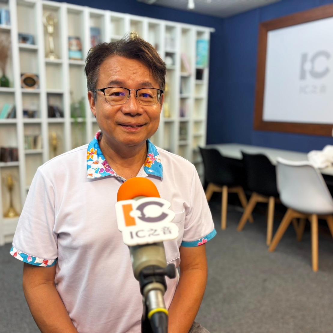 杜文中 🎙️ 跌倒過，更懂得為人撐傘。 很高興受邀到《親愛的生活練習》，和大家聊聊我的人生，也聊聊對竹北的期待。 走過創業失敗、背負沉重債務的日子，我知道，重新站起來有多不容易。是信仰、家人的支持，以及那份客家硬頸精神，陪著我一步一步走出困境。 也因為自己淋過雨，更希望在別人需要的時候，替他撐一把傘。投入公益、陪伴弱勢孩子與家庭，是我把這份感謝化為行動的方式。 這些年，即使沒有議員身分，仍有鄉親願意找我幫忙。每一次託付，都提醒我：服務的心，要一直在。 這一集，也分享了我對智慧全齡照護、青少年健康陪伴、青年創業，以及「竹北・光城2035」的想法。 邀請大家聽聽阿杜的故事，也聽聽我為什麼選擇再次出發。