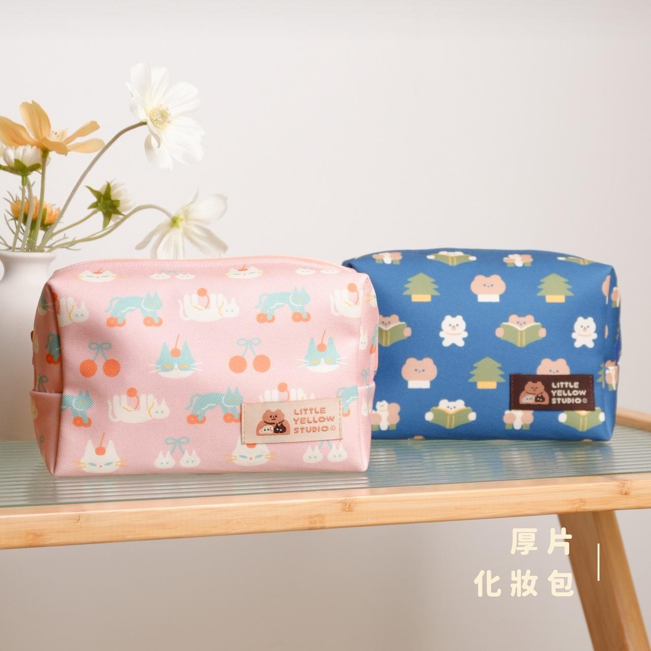 小黃間 厚片收納包 化妝包 櫻桃貓 / 書屋熊