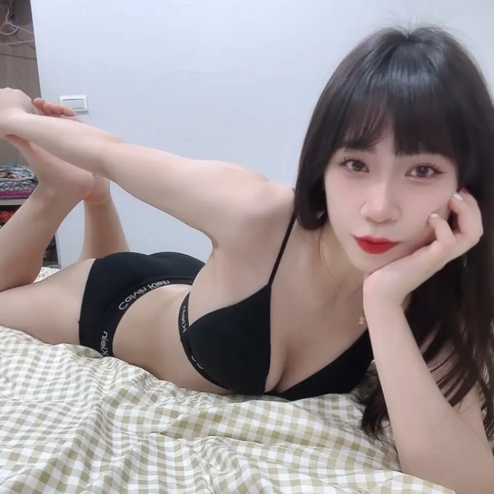 Sally涵涵 ♡ 唱歌型主播、直播主、ck女神、羽球女神