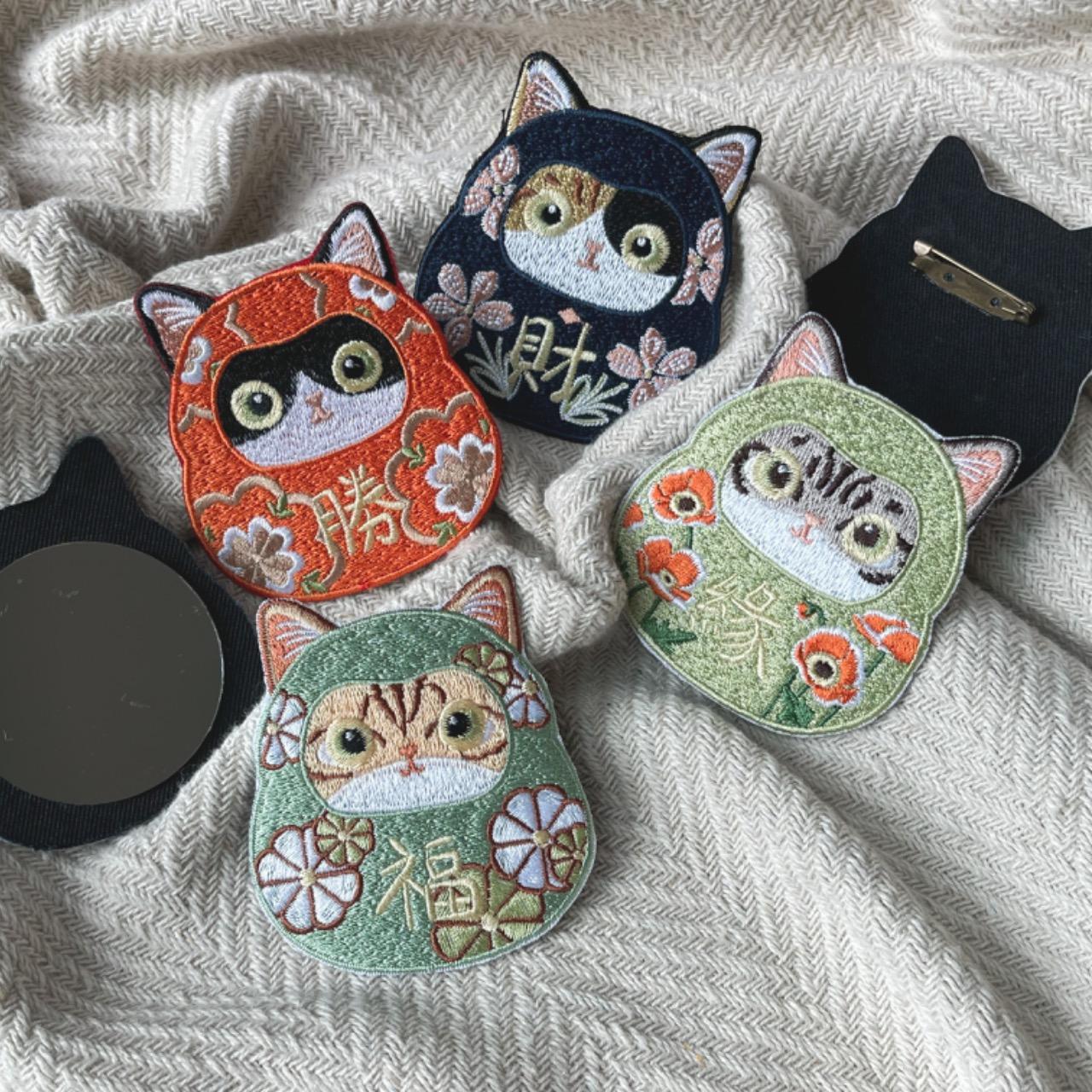 Eunique Art 花磚貓 刺繡,達摩別針,達摩隨身鏡