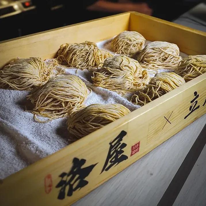 台南洛屋拉麵專賣店 泡系牛骨拉麵  鴨清湯拉麵