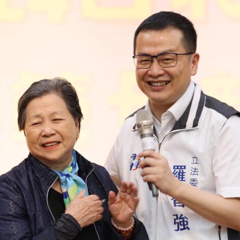 羅智強 媽媽笑得好開心 眼睛都瞇了起來