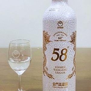 58度金門高粱酒(黑松總經銷) 酒體是勾兌"近海坑道老窖酒" 使得酒體帶有鹹香感&微微的單寧感....喝完嘴裡香氣久久不散  連平時不太喝高粱的朋友說: 這款是難得我會想再喝一杯的酒