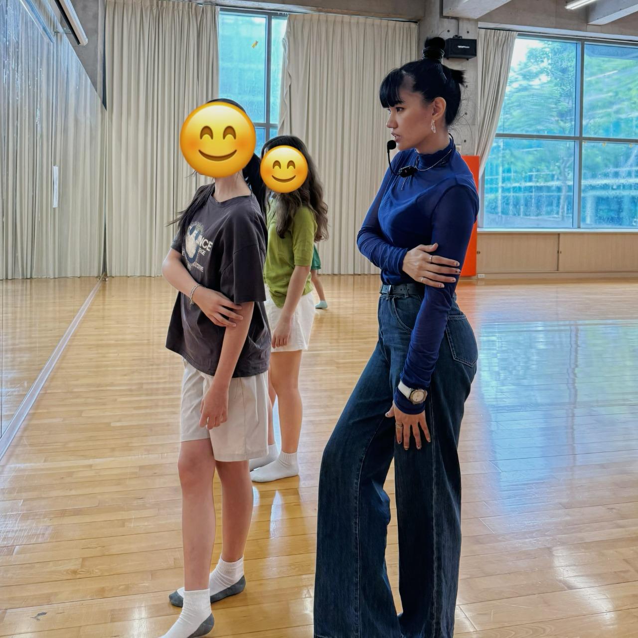 Xu Yin 徐尹 小模特兒課程攝影棚實拍紀錄，兒童練習拍照POSE與自信面對鏡頭，現場進行化妝與造型體驗。