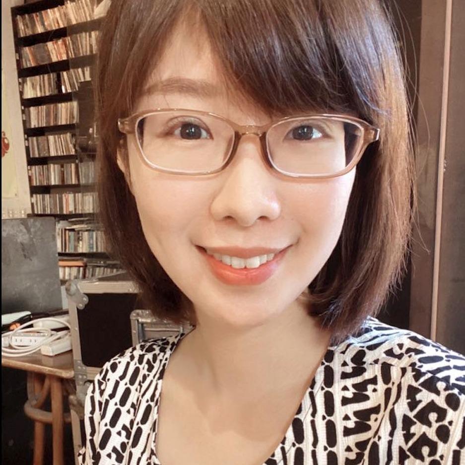 我是 Annie。透過希塔療癒與寵物溝通，我致力於陪伴每一位走進樹洞的靈魂（不論人類或毛孩），解開內心的結，看見生命更多的可能性。