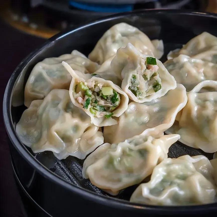 台南市新市區采東漓酸菜白肉鍋 台南市新市區酸菜白肉鍋專賣店 酸菜白肉鍋 帶皮豬五花 手工水餃