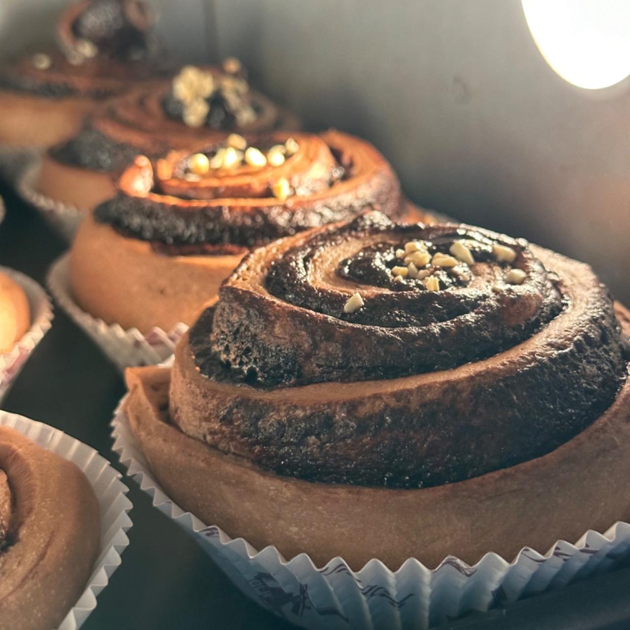 郁．IKU homemade_cinnamonrolls 使用了戴菲小鷹可可粉加入香濃的牛奶而揉製出來的麵體，裹上店家特調的可可餡再灑上Hershey’s苦甜可可豆，最後再烘烤前灑上杏仁粒點綴，好吃濃郁的可可捲出來了～～～～ 建議 冷凍保存 不退冰回烤 或 電鍋加一點點水蒸（當然食用完畢）