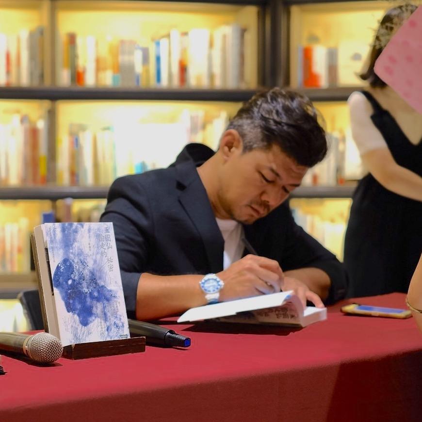 同志平權運動人士暨小說家謝鑫佑Ron武哥