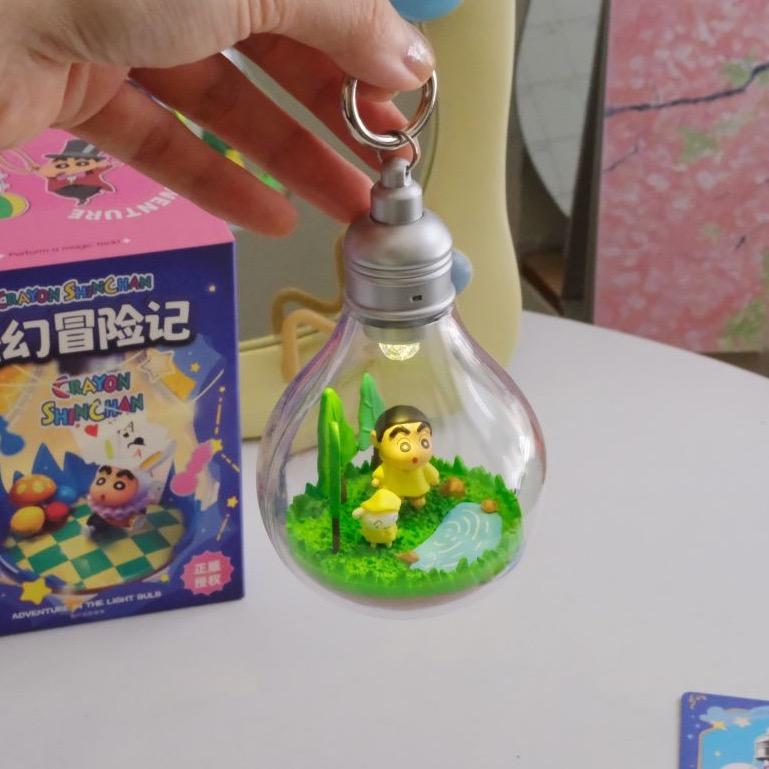 sunsetgoods 日落小物｜正版授權專賣店 《蠟筆小新》暖暖發光♡｜奇幻冒險場景燈掛飾盲盒 NT$250