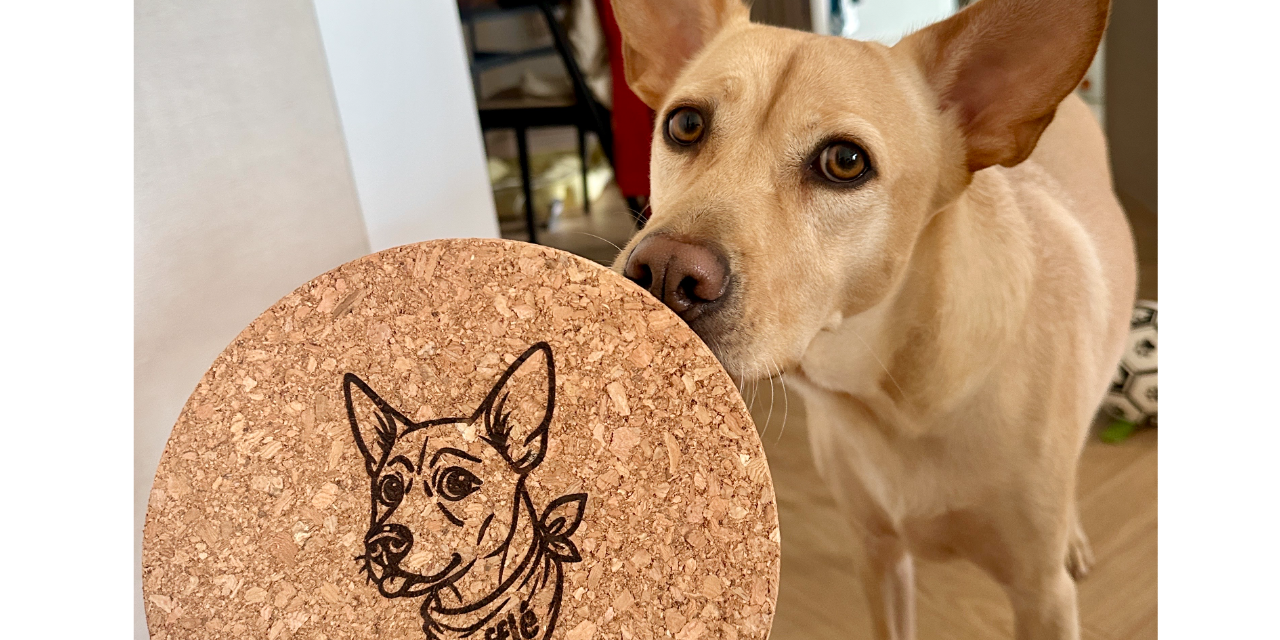 客製化雷射雕刻軟木隔熱墊，圓形直徑 19 公分，以手繪插畫轉為雷射刻製，呈現寵物或動物的專屬樣貌。天然軟木材質，溫潤自然，適合居家、咖啡廳與送禮收藏。可依照片客製毛孩或動物肖像，每一款皆為獨一無二。