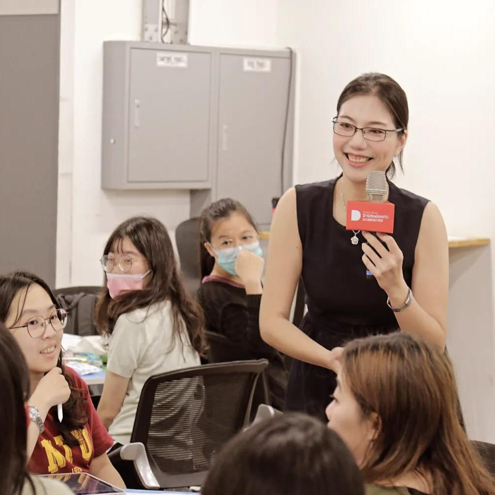 Shelley｜跨國培訓專家 ＆ 身心效能顧問 【臺大創新設計學院 - 國際人才課程】吸引主管、HR目光－LinkedIn實戰工作坊｜ 田育瑄 Shelley