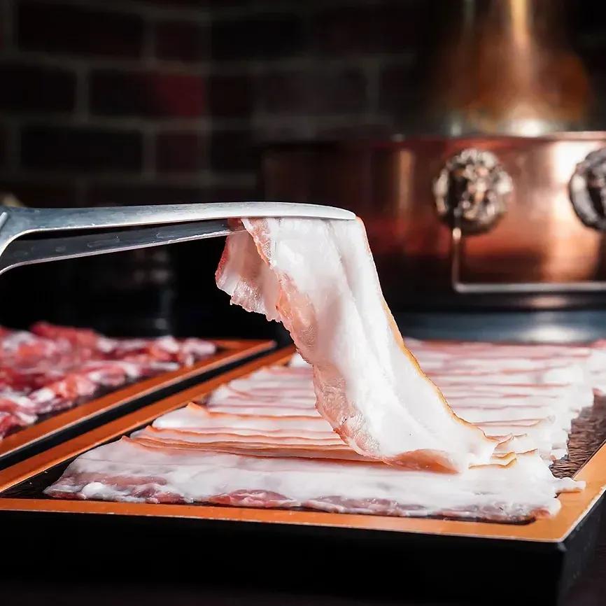 台南市新市區采東漓酸菜白肉鍋 台南市新市區酸菜白肉鍋專賣店 酸菜白肉鍋 帶皮豬五花 手工水餃