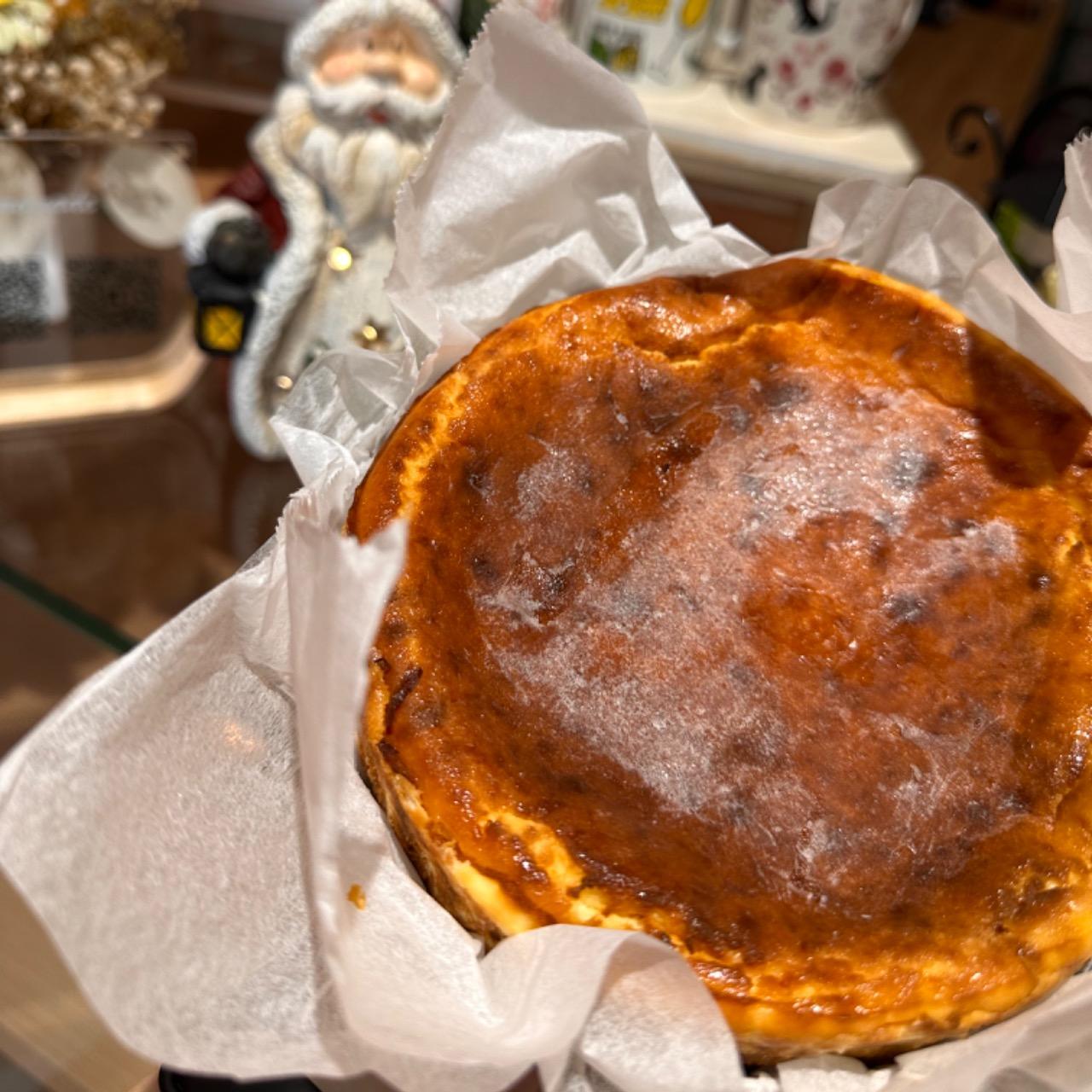 郁．IKU homemade_cinnamonrolls 超濃郁的巴斯克乳酪蛋糕，也是熟客們喜歡提前預定的品項之一；不論是冷凍拿出來還是冷藏拿出來，都是不變的好吃口感～～～