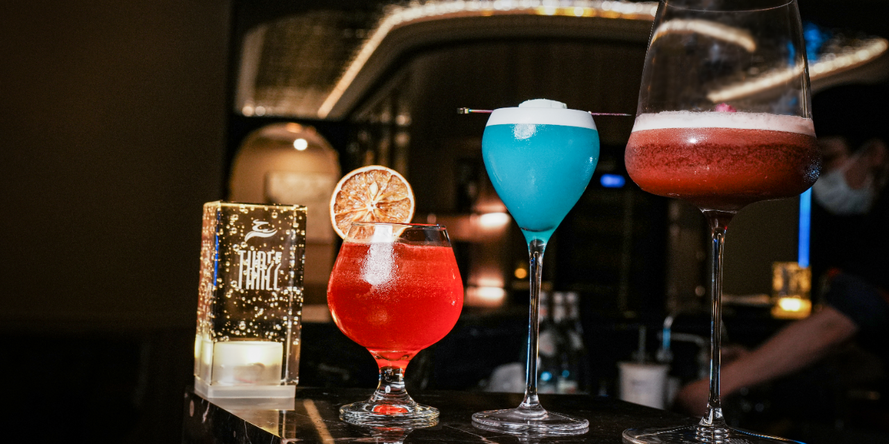 Three Club 三號酒館（台中店） 精選各式紅白酒與香檳，搭配靜謐包廂空間，讓每一場聚會都值得珍藏。