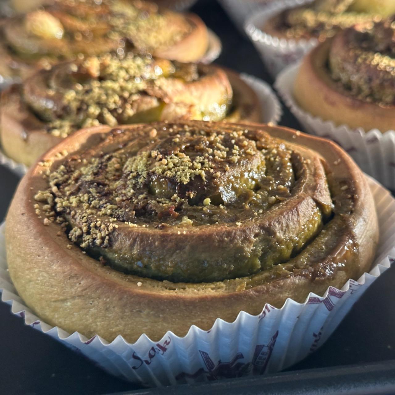 郁．IKU homemade_cinnamonrolls 越是特別的組合越是好吃 鹹甜鹹甜的口感，讓人欲罷不能的整顆吃掉～～～濃郁的茉莉綠茶香加上鹹口的起司，再加入牛乳製作而成的捲捲，大大滿足一餐的需求；不在追求鹹或甜，而是結合而成的人生的滋味～～～ 建議 冷凍保存 不退冰回烤 或 用電鍋加一點點水蒸（需當日食用完畢）