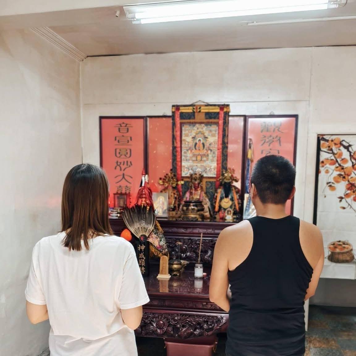 老爹威廉 擲筊問事｜百年大廟、家神、祖先牌位塔位擲筊請示